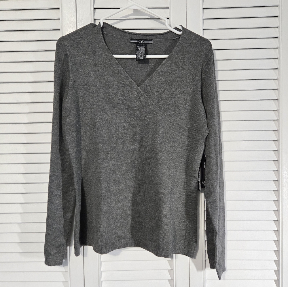 🟢 Gray V-Neck Sweater